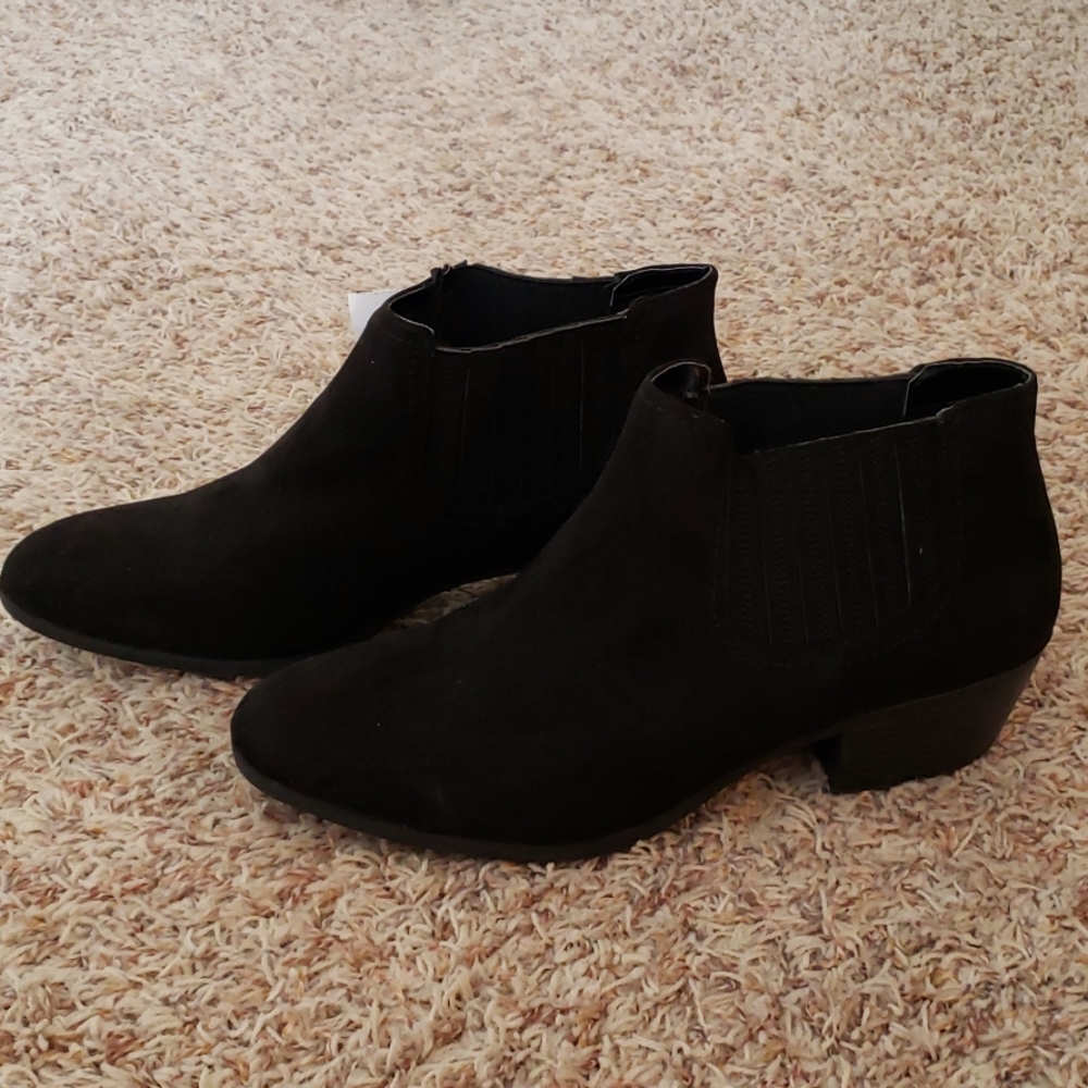 Black suede bootie NWT 13W 2" heel